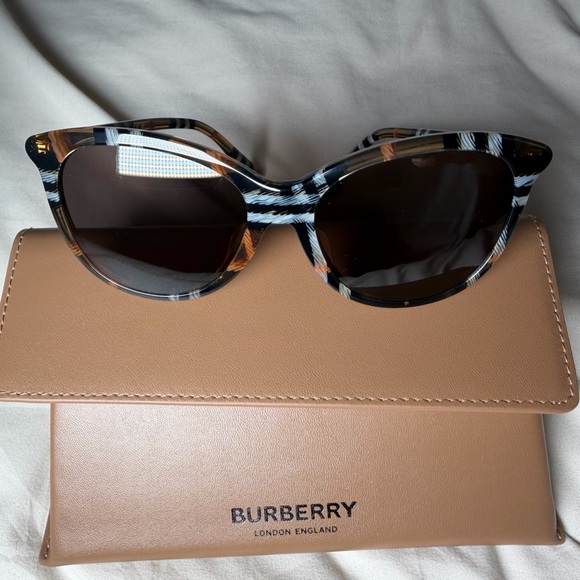 Burberry 55mm Phantos Sunglasses - Picture 2 of 10